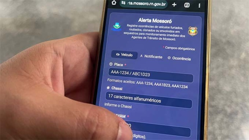Imagem 1 - O “Alerta Mossoró”, é uma plataforma on-line para registro e monitoramento imediato de veículos furtados, roubados, clonados ou envolvidos em sequestros. Integrado ao Centro Integrado de Operações de Trânsito e Segurança (CIOTS), o sistema permite que informações sejam rapidamente compartilhadas com agentes em campo e identificadas em tempo real por meio de radares e câmeras de videomonitoramento. O serviço pode ser acessado pelo site da Prefeitura, facilitando a comunicação entre a população e as forças de segurança. Imagem 1 - O “Alerta Mossoró”, é uma plataforma on-line para registro e monitoramento imediato de veículos furtados, roubados, clonados ou envolvidos em sequestros. Integrado ao Centro Integrado de Operações de Trânsito e Segurança (CIOTS), o sistema permite que informações sejam rapidamente compartilhadas com agentes em campo e identificadas em tempo real por meio de radares e câmeras de videomonitoramento. O serviço pode ser acessado pelo site da Prefeitura, facilitando a comunicação entre a população e as forças de segurança.