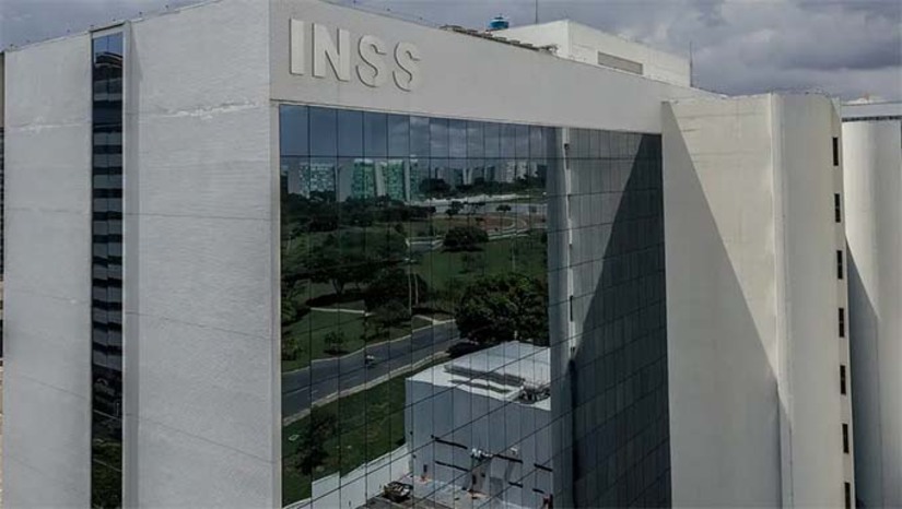 Imagem 1 - Os aposentados e pensionistas que sofreram descontos ilegais no benefício do INSS serão ressarcidos até 31 de dezembro de 2025, segundo o presidente do órgão, Gilberto Waller Júnior. Um cronograma de devolução será divulgado em breve, e parte dos valores poderá ser antecipada pelo Tesouro Nacional, enquanto o governo aguarda a Justiça decidir sobre o bloqueio de mais R$ 2,5 bilhões. Até agora, cerca de R$ 1 bilhão já foi bloqueado das entidades investigadas. Imagem 1 - Os aposentados e pensionistas que sofreram descontos ilegais no benefício do INSS serão ressarcidos até 31 de dezembro de 2025, segundo o presidente do órgão, Gilberto Waller Júnior. Um cronograma de devolução será divulgado em breve, e parte dos valores poderá ser antecipada pelo Tesouro Nacional, enquanto o governo aguarda a Justiça decidir sobre o bloqueio de mais R$ 2,5 bilhões. Até agora, cerca de R$ 1 bilhão já foi bloqueado das entidades investigadas.