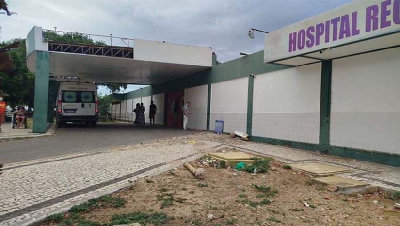 Imagem 1 -  Um homem e outras duas pessoas foram presas após uma tentativa de homicídio próximo à UBS do Alto de São Manoel. A vítima, Antonio Maniçoba de oliveira, de 36 anos, natural de Alexandria, havia ido a unidade para realizar exames, quando foi surpreendida por um atirador disfarçado de médico. Após os disparos, o suspeito fugiu em um carro com um casal, mas o trio foi localizado e preso pela PM que também apreendeu a arma e o jaleco usados no crime. A vítima foi socorrida em estado grave e transferida para o Hospital Tarcísio Maia.