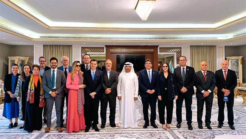 Imagem 1 - O Governo do Rio Grande do Norte realizou, nesta terça-feira (28), uma reunião com representantes da Abu Dhabi Ports, nos Emirados Árabes Unidos, durante missão do Consórcio Nordeste. Na ocasião, foi apresentado o projeto do Porto-Indústria Verde do RN, destacando seu potencial para a economia sustentável. O encontro resultou na abertura de um canal oficial de comunicação e no interesse da empresa em colaborar com o avanço do projeto. Também foi discutida a possibilidade de uma visita da Abu Dhabi Ports ao estado Imagem 1 - O Governo do Rio Grande do Norte realizou, nesta terça-feira (28), uma reunião com representantes da Abu Dhabi Ports, nos Emirados Árabes Unidos, durante missão do Consórcio Nordeste. Na ocasião, foi apresentado o projeto do Porto-Indústria Verde do RN, destacando seu potencial para a economia sustentável. O encontro resultou na abertura de um canal oficial de comunicação e no interesse da empresa em colaborar com o avanço do projeto. Também foi discutida a possibilidade de uma visita da Abu Dhabi Ports ao estado