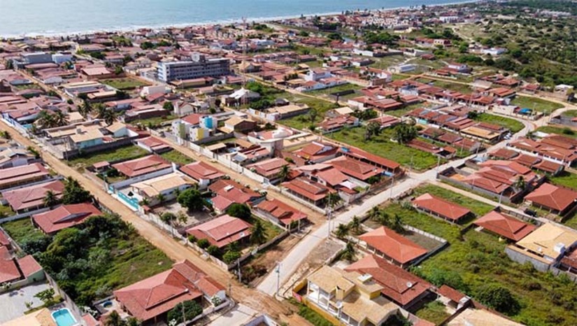 Imagem 1 -  A Prefeitura de Tibau assinará nesta quinta-feira (29), às 14h, um contrato de financiamento com o Banco do Brasil para construir a primeira Usina de Triagem Mecanizada de Resíduos Sólidos do Rio Grande do Norte. O projeto, que reforça o compromisso com a sustentabilidade, terá capacidade de processar até 48 toneladas de resíduos por dia, com uma taxa de reciclagem de até 75%. Além de reduzir o impacto ambiental, a iniciativa incluirá catadores na cadeia de coleta seletiva, gerando renda e promovendo inclusão social na comunidade.