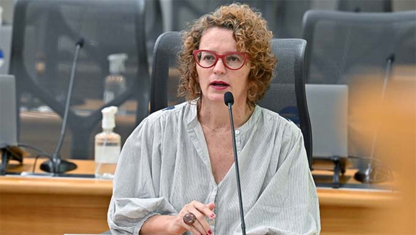 Imagem 1 -  A deputada Isolda destacou ações dos governos estadual e federal para garantir água potável à população do RN. Ela relembrou a histórica dificuldade do semiárido com a seca, mas ressaltou avanços desde 2002 com políticas públicas e iniciativas como a instalação de cisternas. Apesar dos progressos, alertou para a situação preocupante dos reservatórios, especialmente no Seridó. Isolda citou a criação de um Grupo de Trabalho pelo governo estadual para enfrentar a escassez hídrica e destacou projetos como a Adutora do Agreste e o ‘Seridó Norte’. 