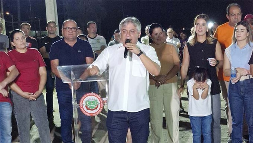 Imagem 1 -  A obra contou com investimento de R$ 139.043,31 e tem 1.412,48 metros quadrados de pavimentação, realizando um sonho antigo dos moradores do Projeto Crescer,  “Esse é um investimento que não só representa melhoria de vida para os moradores, como também é importante para a valorização dos seus imóveis. Essa valorização já aconteceu em várias outras regiões da cidade em que investimos em pavimentação asfáltica e a paralelepípedo.”, destacou Dr. Artur Vale.
