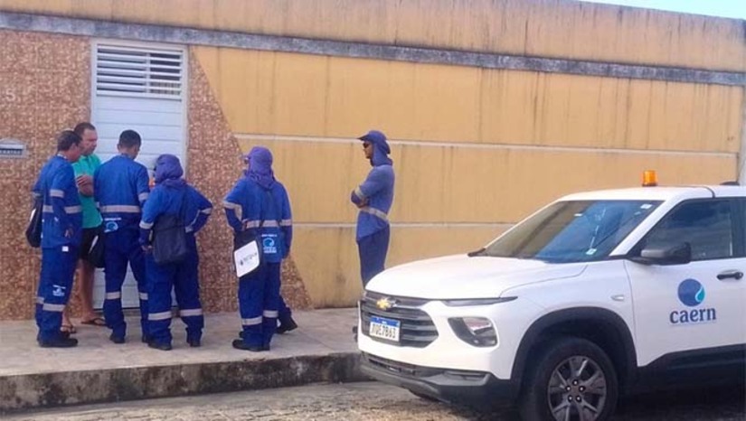 Imagem 1 - Em Mossoró, os moradores estão sendo visitados pela empresa Tecqua desde a última terça-feira (27). Os cadastradores estão com roupa azul, logotipo da Tecqua, inscrição a serviço da Caern na camisa na frente e nas costas, crachá, bolsa lateral preta com o nome da empresa e carros identificados também com a logo. O primeiro bairro visitado é o Alto de São Manoel. O cadastro será feito com uso de tablets e os cadastradores trabalham em expediente das 8h às 17 horas. Os responsáveis pelo cadastro vão atualizar os dados dos imóveis e proprietários. Imagem 1 - Em Mossoró, os moradores estão sendo visitados pela empresa Tecqua desde a última terça-feira (27). Os cadastradores estão com roupa azul, logotipo da Tecqua, inscrição a serviço da Caern na camisa na frente e nas costas, crachá, bolsa lateral preta com o nome da empresa e carros identificados também com a logo. O primeiro bairro visitado é o Alto de São Manoel. O cadastro será feito com uso de tablets e os cadastradores trabalham em expediente das 8h às 17 horas. Os responsáveis pelo cadastro vão atualizar os dados dos imóveis e proprietários.