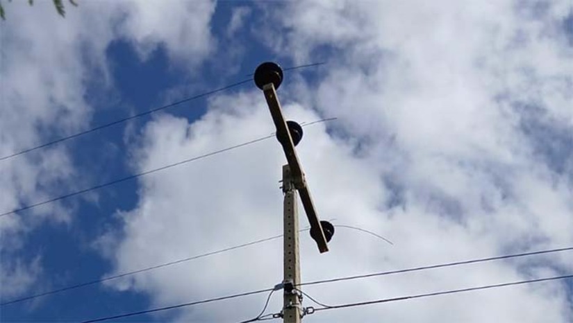 Imagem 1 -  Na madrugada desta quinta-feira (29), criminosos furtaram 300 metros de cabos da rede elétrica entre Mossoró e Areia Branca, deixando 165 consumidores sem energia nas comunidades de Piqueri e Canto do Amaro. A Neoenergia Cosern trabalha na recomposição, com previsão de normalização até as 13h. De janeiro a abril, o furto de cabos já afetou 110 mil clientes no RN, gerando prejuízo de mais de R$ 24 milhões.