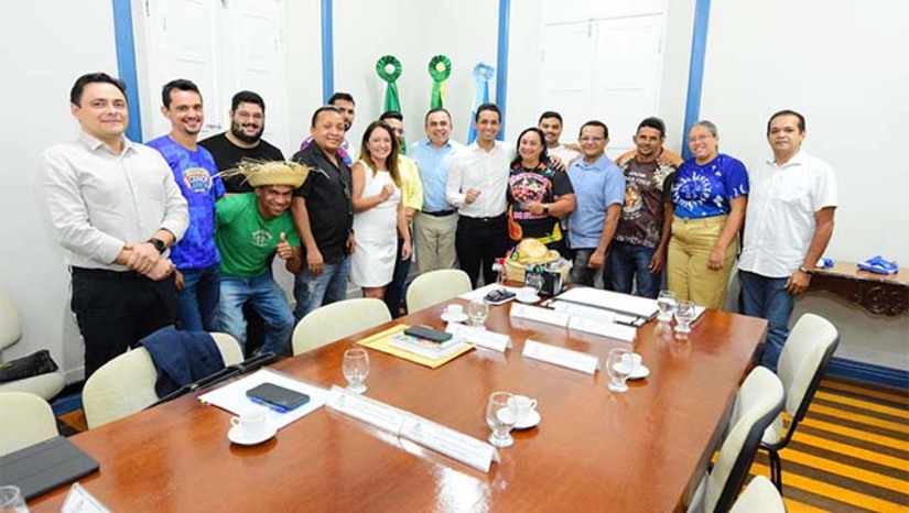 Imagem 1 - O prefeito de Mossoró, Allyson Bezerra, reafirmou o compromisso da gestão com as quadrilhas juninas da cidade durante encontro realizado nesta quinta-feira (29), no Palácio da Resistência. Na ocasião, foi anunciado o investimento de R$ 400 mil para o fomento das quadrilhas locais. O evento contou com a presença de representantes do movimento junino, do vereador Kayo Freire, da secretária de Cultura, Janaína Holanda, e do vice-prefeito Marcos Medeiros. Imagem 1 - O prefeito de Mossoró, Allyson Bezerra, reafirmou o compromisso da gestão com as quadrilhas juninas da cidade durante encontro realizado nesta quinta-feira (29), no Palácio da Resistência. Na ocasião, foi anunciado o investimento de R$ 400 mil para o fomento das quadrilhas locais. O evento contou com a presença de representantes do movimento junino, do vereador Kayo Freire, da secretária de Cultura, Janaína Holanda, e do vice-prefeito Marcos Medeiros.
