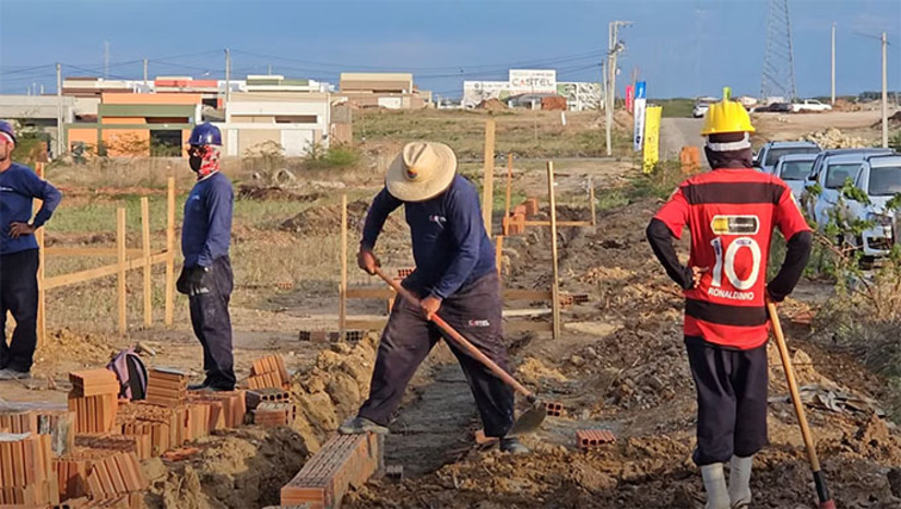 Imagem 1 -  Setor de Serviços puxa a recuperação no mês, e estado projeta cenário otimista para o restante do ano, em especial no setor de serviços, que gerou 2.638 empregos, seguido para Construção Civil  (+459), Comércio (+230) e Indústria (+223). Apenas a Agropecuária apresentou retração, com perda de 623 postos — número ainda assim inferior ao observado em abril do ano passado.