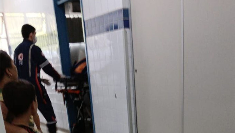Imagem 1 -  Criança de 1 ano e 4 meses estava dentro de casa no Conjunto Wilson Rosado, quando conseguiu passar para o quintal, onde estava o pitbull, que atacou no pescoço, ombro e tórax. A criança passou por cirurgias no HRTM e está se recuperando na UTI pediátrica pública no Hospital Wilson Rosado, em Mossoró-RN.