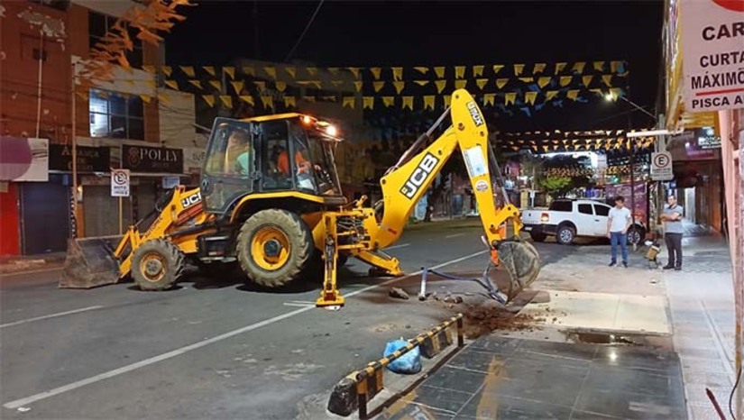 Imagem 1 -  Com a relocação dos ambulantes para o novo Centro Comercial, teve início uma grande ação de limpeza e organização, especialmente na Rua Cel. Gurgel. Os serviços, realizados à noite, incluem a remoção de estruturas antigas e resíduos, melhorando a mobilidade, a segurança e a aparência urbana. A iniciativa já apresenta resultados positivos e novas ações de revitalização serão realizadas nos próximos dias, valorizando o patrimônio e o espaço público.