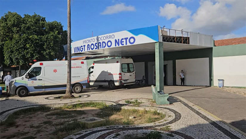 Imagem 1 -  Em nota, a Secretaria Municipal de Saúde de Mossoró informou que neste domingo, 1, haviam 54 pacientes aguardando vaga no Hospital Regional Tarcísio Maia, em Mossoró-RN. “A ausência de leitos de atendimento nos hospitais de referência para transferência nas unidades estaduais tem comprometido o fluxo assistencial e impactado diretamente o SAMU, que sofre com retenção de macas no HRTM”, diz a nota.