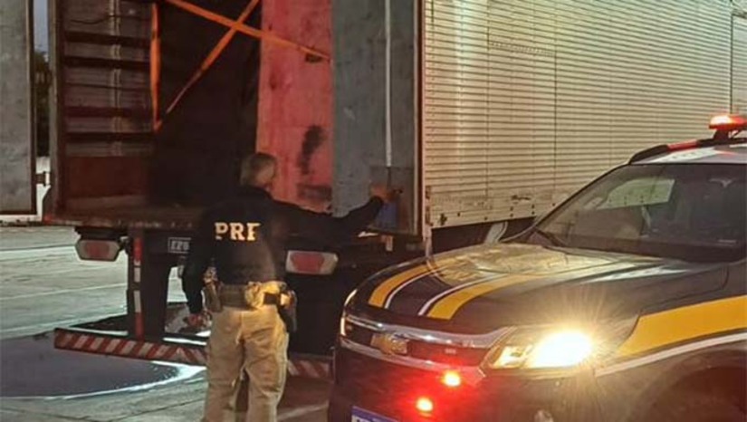 Imagem 1 - A Polícia Rodoviária Federal (PRF) apreendeu neste domingo (2) uma carga avaliada em cerca de R$ 15 milhões na BR-304, em Riachuelo (RN). O veículo transportava mercadorias importadas irregularmente, incluindo lançadores de gel e calçados falsificados, com documentação fiscal inconsistente. A carga, vinda de Fortaleza (CE) e com destino a São Paulo (SP), foi encaminhada à Receita Federal em Natal. Imagem 1 - A Polícia Rodoviária Federal (PRF) apreendeu neste domingo (2) uma carga avaliada em cerca de R$ 15 milhões na BR-304, em Riachuelo (RN). O veículo transportava mercadorias importadas irregularmente, incluindo lançadores de gel e calçados falsificados, com documentação fiscal inconsistente. A carga, vinda de Fortaleza (CE) e com destino a São Paulo (SP), foi encaminhada à Receita Federal em Natal.