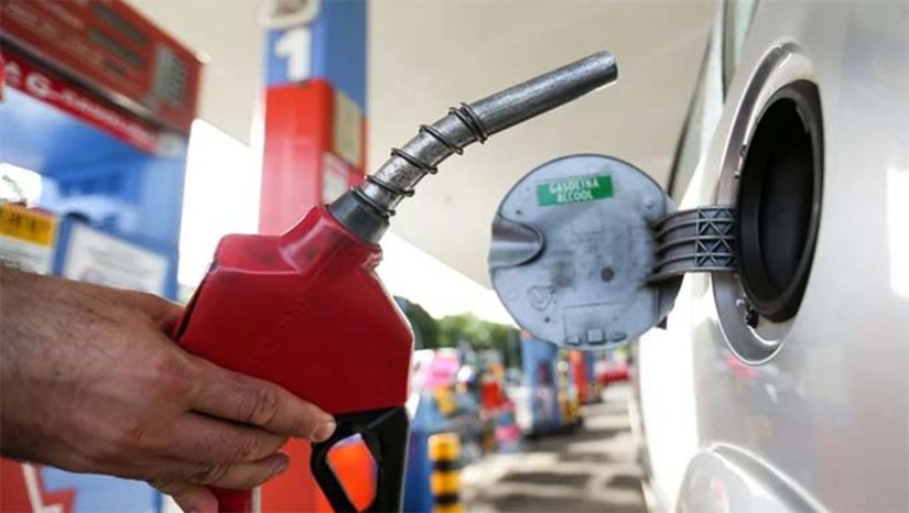 Imagem 1 -  A Petrobras comunicou nesta segunda-feira (2) que vai aplicar uma nova redução no preço da gasolina vendida às distribuidoras a partir de terça-feira (3). Com o reajuste, o valor médio da gasolina tipo A será de R$ 2,85 por litro, representando uma diminuição de R$ 0,17, ou cerca de 5,6%.