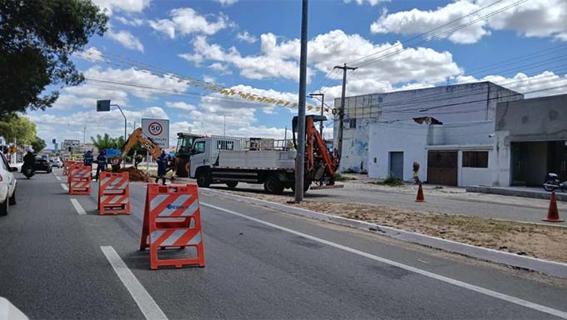 Imagem 1 -  A Caern realiza nesta segunda-feira (2) uma manutenção emergencial na Avenida Presidente Dutra, em Mossoró. A ação foi necessária para conter um vazamento detectado na adutora que passa pelo local. Por causa do serviço, o abastecimento foi suspenso nos bairros Costa e Silva, Alto de São Manoel, Planalto 13 de Maio, Ilha de Santa Luzia e Alameda dos Cajueiros. A previsão é que o reparo seja concluído no início da noite e o sistema religado, com normalização total em até 48 horas.