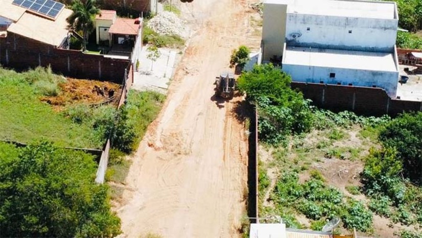 Imagem 1 -  A Prefeitura de Apodi iniciou as obras de pavimentação em paralelepípedo da Rua Joaquim Pereira do Amaral, uma antiga demanda da população devido aos frequentes alagamentos no local. Nesta segunda-feira (02), o prefeito Sabino acompanhou o início dos trabalhos ao lado de vereadores. A obra, orçada em mais de R$ 320 mil, conta com recursos de emenda parlamentar do senador Rogério Marinho. 