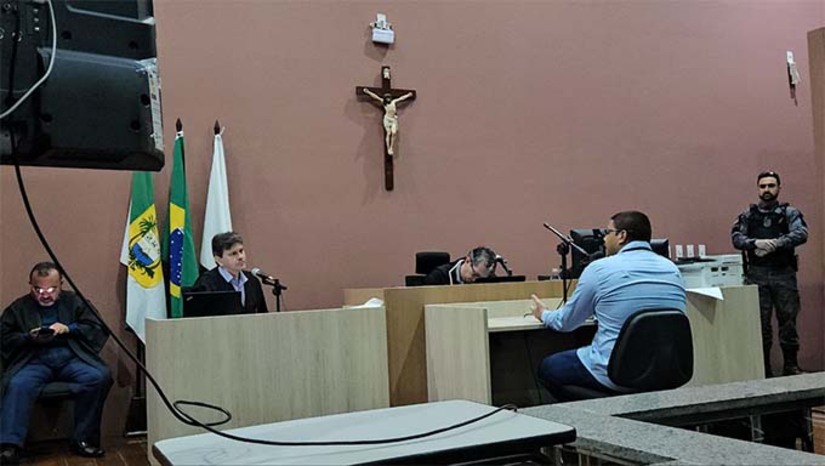 Imagem 1 -  Julgamento começa de 9 horas, sob a presidência do juiz Vagnos Kelly. O réu José Fernandes da Silveira Neto, de 23 anos, teria matado Erison Felipe Silva Martins, de 25 anos, no dia 13 de julho de 2024, no bairro Boa Vista, em Mossoró-RN. A Polícia, na época, chegou a prender Samuel Amorim, mas este, por falta de provas, não foi pronunciado para Julgamento. No júri desta terça-feira, o promotor Ítalo Moreira fará a denúncia no plenário e a defesa será do advogado Otoniel Maia Junior.