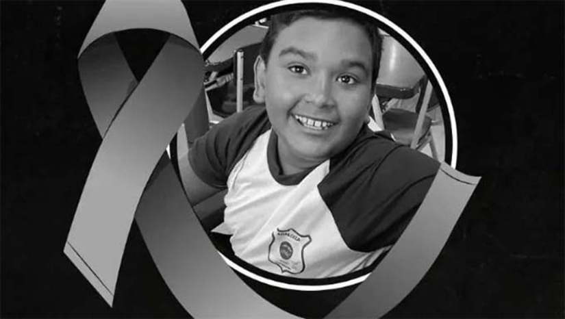 Imagem 1 - O estudante Luyz Ronaldo Carvalho Bezerra havia saído da Escola Estadual Adalgiza Emídia Costa com destino numa Van Escolar com destino a sua casa, na zona rural. O motorista diz que só percebeu a ausência do estudante no ponto de desembarque. A mãe da criança refez o caminho de volta e encontrou o filho caído na estrada, ferido. A Prefeitura decretou luto oficial de três dias e o caso será investigado pela Polícia Civil. Imagem 1 - O estudante Luyz Ronaldo Carvalho Bezerra havia saído da Escola Estadual Adalgiza Emídia Costa com destino numa Van Escolar com destino a sua casa, na zona rural. O motorista diz que só percebeu a ausência do estudante no ponto de desembarque. A mãe da criança refez o caminho de volta e encontrou o filho caído na estrada, ferido. A Prefeitura decretou luto oficial de três dias e o caso será investigado pela Polícia Civil.