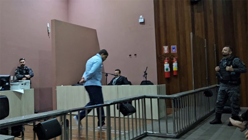 Imagem 1 -  Julgamento começou às 9 horas, sob a presidência do juiz Vagnos Kelly. O réu José Fernandes da Silveira Neto, de 23 anos, teria matado Erison Felipe Silva Martins, de 25 anos, no dia 13 de julho de 2024, porque este estava dando em cima da namorada dele. A Polícia, na época, chegou a prender Samuel Amorim, mas este, por falta de provas, não foi pronunciado para Julgamento. No júri desta terça-feira, o réu negou ter cometido o crime, atribuindo-o a Samul Amorim. Terminou condenado por homicídio duplamente qualificado.
