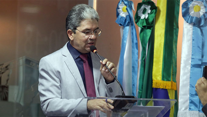 Imagem 1 -  O vereador destacou os dados do MH, de que o Governo Federal envia anualmente para o Rio Grande do Norte o valor de R$ 1.3 bilhão através da Bancada Federal, sendo que individualmente cada um dos 8 deputados recebem R$ 38 milhões, cada um dos 3 senadores R$ 68 milhões e para grandes obras o Governo Federal envia emenda de bancada de R$ 528 milhões. Soma, ainda, as emendas pix, chegando a um valor de R$ 1,3 bilhão. O vereador Ozaniel Mesquita cobra uma fatia de 25% destes recursos para construir o hospital municipal e melhorar os serviços de Mossoró e região.