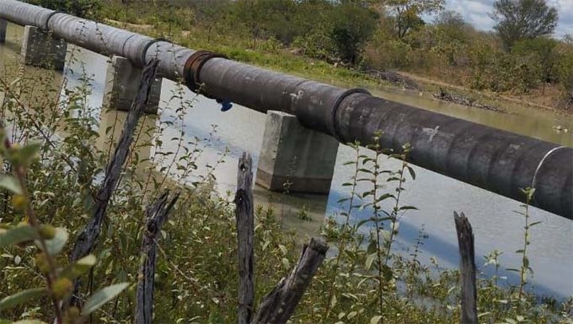 Imagem 1 -  A Caern registrou Boletins de Ocorrência para investigar interferências ilegais em seus sistemas de abastecimento no Rio Grande do Norte. Os casos ocorreram em Mossoró, no conjunto Vingt Rosado, e ao longo da adutora que abastece Governador Dix-sept Rosado, onde populares abriram descargas indevidamente. A prática é crime, previsto no artigo 265 do Código Penal, com pena de até cinco anos de reclusão. A Companhia alerta que apenas equipes autorizadas podem manusear os equipamentos e reforça que denúncias podem ser feitas pelo telefone 115.