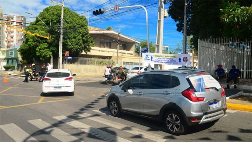 Imagem 1 -  A Prefeitura de Mossoró iniciou nesta quarta-feira (4) a segunda etapa da intervenção viária no entorno da Estação das Artes, visando a montagem da estrutura para o Mossoró Cidade Junina 2025. A ação, coordenada pela SESDEM, interditou o outro lado da avenida Rio Branco, entre a rua Dr. João Marcelino e a avenida Augusto Severo, além de um trecho da própria Dr. João Marcelino. Rotas alternativas foram orientadas para motoristas, e as interdições permanecem até o fim do evento. Dúvidas e solicitações podem ser feitas pelo número 156.