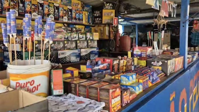 Imagem 1 - Durante o período junino, fogueiras e fogos de artifício são tradições no Nordeste, mas exigem cuidados para evitar acidentes, queimaduras, incêndios e poluição. Em entrevista ao Portal Mossoró Hoje, o Tenente Caio, do Corpo de Bombeiros, orientou sobre os perigos das fogueiras e fogos com atenção redobrada a crianças, idosos e animais. A Prefeitura de Mossoró também realiza a campanha “São João Sem Rojão”, incentivando o uso de fogos silenciosos para preservar a tradição sem prejudicar a saúde e o bem-estar da população. Em emergências, o Corpo de Bombeiros pode ser acionado pelo 193. Imagem 1 - Durante o período junino, fogueiras e fogos de artifício são tradições no Nordeste, mas exigem cuidados para evitar acidentes, queimaduras, incêndios e poluição. Em entrevista ao Portal Mossoró Hoje, o Tenente Caio, do Corpo de Bombeiros, orientou sobre os perigos das fogueiras e fogos com atenção redobrada a crianças, idosos e animais. A Prefeitura de Mossoró também realiza a campanha “São João Sem Rojão”, incentivando o uso de fogos silenciosos para preservar a tradição sem prejudicar a saúde e o bem-estar da população. Em emergências, o Corpo de Bombeiros pode ser acionado pelo 193.