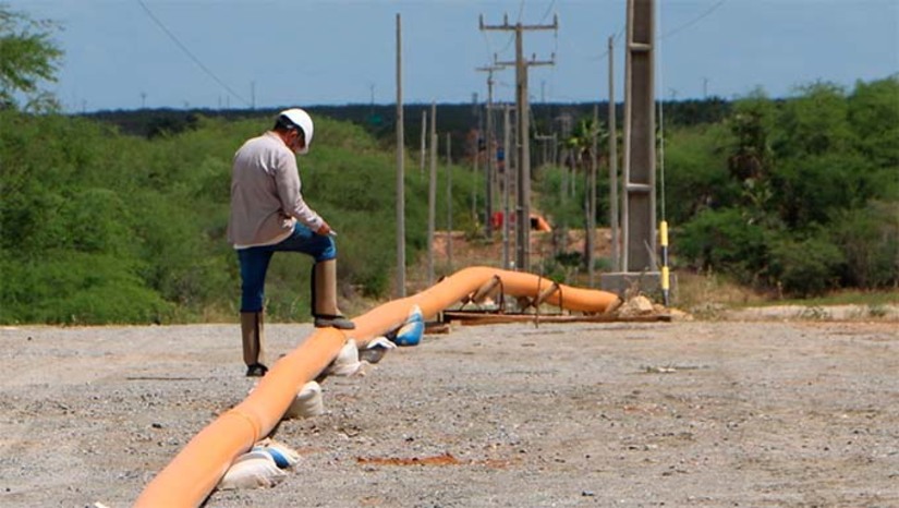 Imagem 1 -  As obras do Polo Gás Sal já ultrapassaram 25% de execução. O Polo contempla a implantação de 53 quilômetros de gasodutos e representa o maior investimento já realizado pela Potigás: R$ 34,5 milhões. As obras tiveram início em janeiro deste ano e a conclusão está prevista para junho de 2026. A chegada do gás natural canalizado à Costa Branca beneficiará não apenas as indústrias salineiras, mas também postos de combustíveis, comércios e residências, fortalecendo a economia local e atraindo novos empreendimentos.
