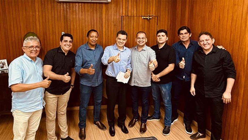 Imagem 1 -  O prefeito de Apodi, Sabino, participou nesta quarta-feira (4) de uma audiência pública na Assembleia Legislativa do RN sobre a nova política estadual de Meio Ambiente. Durante a agenda, Sabino também se reuniu com o presidente da Assembleia, Ezequiel Ferreira, e o governador em exercício, Walter Alves, para solicitar apoio à FEMULTI, ao Festival Gastronômico e à EXPOAP. Os eventos visam valorizar a cultura, incentivar o turismo e fortalecer a economia de Apodi. 