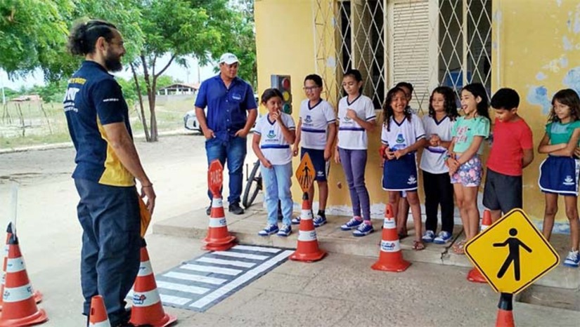 Imagem 1 - As ações, realizadas entre os dias 3 e 5 de junho, buscam conscientizar alunos sobre a importância da segurança e cultura de paz no trânsito desde a infância. A iniciativa faz parte do Programa Vida no Trânsito (PVT), que atua de forma intersetorial para desenvolver estratégias voltadas à prevenção de acidentes e à promoção de um trânsito mais seguro no município. Imagem 1 - As ações, realizadas entre os dias 3 e 5 de junho, buscam conscientizar alunos sobre a importância da segurança e cultura de paz no trânsito desde a infância. A iniciativa faz parte do Programa Vida no Trânsito (PVT), que atua de forma intersetorial para desenvolver estratégias voltadas à prevenção de acidentes e à promoção de um trânsito mais seguro no município.