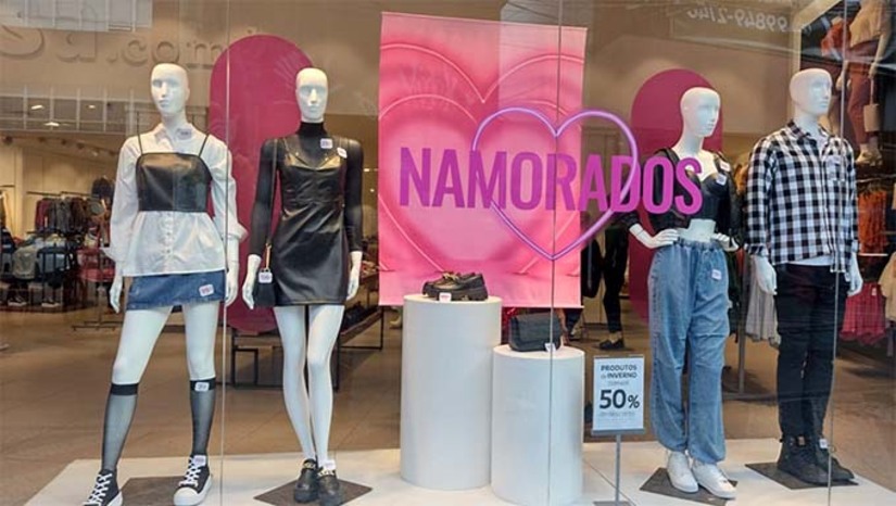 Imagem 1 -  Em Mossoró, 52,8% da população pretende comemorar o Dia dos Namorados, o maior índice desde 2019, com gasto médio de R$ 153,02. Vestuário, perfumes e calçados lideram a lista de presentes. No total, o comércio mossoroense deve movimentar R$ 40 milhões, considerando as comemorações do tradicional Mossoró Cidade Junina, um crescimento de 17,7% em relação ao ano anterior.