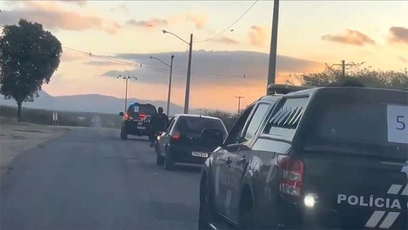 Imagem 1 -  A Polícia Civil do Rio Grande do Norte deflagrou, nesta sexta-feira (06), a Operação Cerberus em Caicó, região Seridó, para desarticular uma facção criminosa envolvida em crimes como tráfico de drogas, homicídios e lavagem de dinheiro. Foram cumpridos 27 mandados judiciais e bloqueados bens que podem ultrapassar R$ 1 milhão. A operação, coordenada pela 3ª Delegacia Regional de Polícia, contou com o apoio de diversas unidades especializadas. O nome faz referência a Cérbero, o cão de três cabeças da mitologia grega, simbolizando a estrutura violenta e fragmentada da facção.