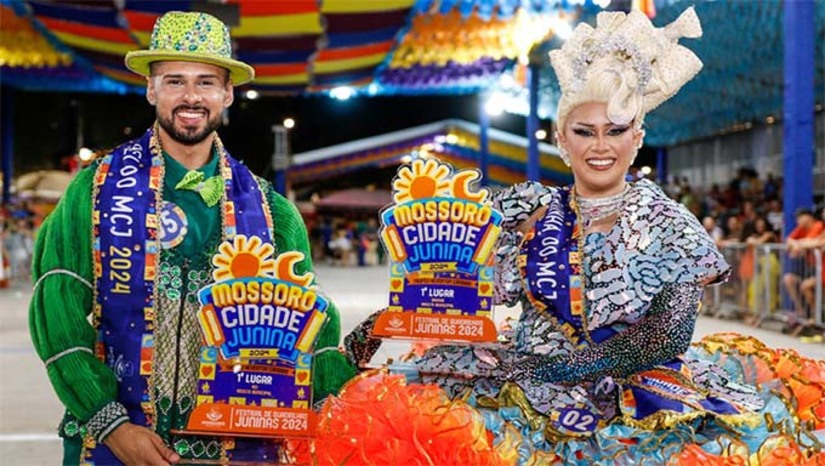 Imagem 1 - O concurso é composto pelas seguintes categorias: rei e rainha infantil; rei e rainha mirim; rei e rainha adulto; dama da diversidade. Nas disputas, há premiações para os três primeiros colocados. A ordem de apresentação do Concurso de Rei e Rainha do Mossoró Cidade Junina 2025 foi definida por sorteio e está marcado para começar às 19h. Imagem 1 - O concurso é composto pelas seguintes categorias: rei e rainha infantil; rei e rainha mirim; rei e rainha adulto; dama da diversidade. Nas disputas, há premiações para os três primeiros colocados. A ordem de apresentação do Concurso de Rei e Rainha do Mossoró Cidade Junina 2025 foi definida por sorteio e está marcado para começar às 19h.