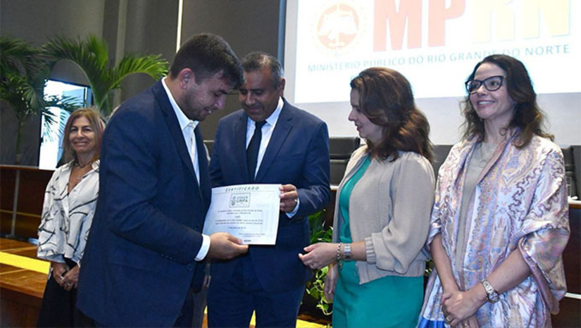 Imagem 1 -  O selo Cidade Limpa é uma iniciativa do MPRN em parceria com a Procuradoria-Geral do Estado (PGE) e o Instituto de Desenvolvimento Sustentável e Meio Ambiente (Idema), com o objetivo de incentivar boas práticas de gestão de resíduos.  A conquista simboliza o protagonismo de Lajes na pauta ambiental, resultado direto da liderança de Felipe Menezes 
