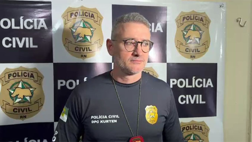 Imagem 1 -  Trata-se do caso do estudante  Luys Ronaldo Carvalho Bezerra, de 11 anos, que faleceu esta semana ao cair do transporte escolar no caminho da escola no município de Carnaubais-RN. O motorista não tem habilitação adequada e nem o treinamento exigido na legislação para tal função. O delegado Valério Kürtn concluiu a investigação nesta sexta-feira, 6, e convocou a imprensa para informar os fatos. O caso será enviado a Justiça nas próximas duas semanas, com a conclusão dos laudos do ITEP.