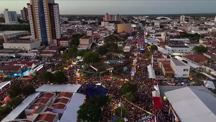 Imagem 1 - Das 12 às 23 horas deste sábado, dia 7 de junho de 2025, foi de movimentação intensa no Corredor Cultural, no Centro de Mossoró. Sete trios elétricos, bandas e muita gente de várias regiões do Estado, se divertindo no Pingo da Mei Dia, abertura do MCJ 2025. Neste domingo, dia 8, começa os shows no Arraiá do Povo, com os forrozeiros desmantelados Sirano e Sirino e também com a rainha do forró, Eliane. A Programação segue até o dia 28 nos polos centrais do MCJ. O Instagram do MH com várias entrevistas. Imagem 1 - Das 12 às 23 horas deste sábado, dia 7 de junho de 2025, foi de movimentação intensa no Corredor Cultural, no Centro de Mossoró. Sete trios elétricos, bandas e muita gente de várias regiões do Estado, se divertindo no Pingo da Mei Dia, abertura do MCJ 2025. Neste domingo, dia 8, começa os shows no Arraiá do Povo, com os forrozeiros desmantelados Sirano e Sirino e também com a rainha do forró, Eliane. A Programação segue até o dia 28 nos polos centrais do MCJ. O Instagram do MH com várias entrevistas.