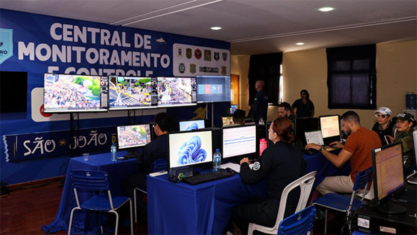 Imagem 1 -  Um dos destaques foi o funcionamento da Central de Monitoramento e Controle, instalada de forma exclusiva no Teatro Municipal Dix-huit Rosado para o “Mossoró Cidade Junina”. O espaço, com infraestrutura de ponta, reuniu todas as forças de segurança, incluindo Polícia Militar, Polícia Rodoviária Federal, Polícia Civil, Polícia Penal, Corpo de Bombeiros, Guarda Civil Municipal, agentes de trânsito e segurança privada, que atuaram de maneira integrada. Câmeras de reconhecimento facial, drones e tecnologia de rastreamento em tempo real garantiram respostas ágeis a qualquer situação.