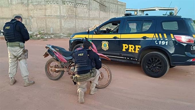 Imagem 1 -  Durante a semana de abertura do MCJ 2025, a PRF realizou diversas prisões em Mossoró durante ações de reforço na segurança viária e combate ao crime. Foram registradas ocorrências por mandado de prisão em aberto, receptação de veículo roubado, embriaguez ao volante, porte ilegal de arma de fogo e veículo adulterado. A PRF informou que, durante todo o período do Mossoró Cidade Junina, irá manter reforço nas fiscalizações, com foco na prevenção de acidentes, combate ao crime e na segurança dos usuários das rodovias federais que dão acesso à cidade.