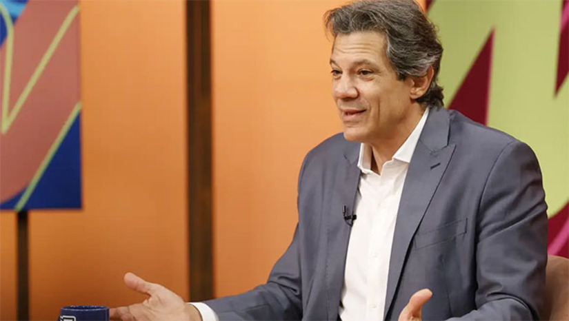 Imagem 1 -  “É uma medida que corrige distorções no sistema de crédito, na cobrança de impostos de rendimentos sobre títulos e temas afins. Inclusive vai entrar um aspecto na questão das bets”, disse Haddad. “O que essa medida provisória vai nos permitir? Recalibrar o decreto do IOF [Imposto sobre Operações Financeiras], fazendo com que sua dimensão regulatória seja o foco da nova versão e possamos reduzir as alíquotas previstas no decreto original, que vai ser reformado conjuntamente”.
