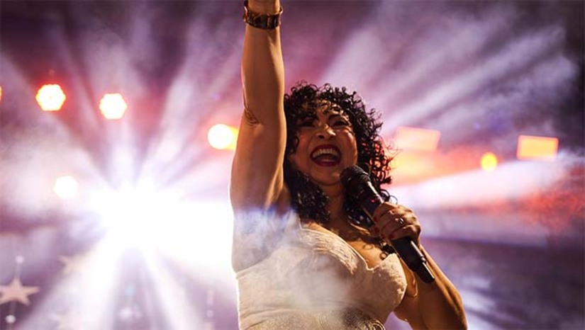 Imagem 1 - A estreia foi marcada por uma programação com muito forró tradicional como cantora Eliane, conhecida como “Rainha do Forró”, Eliane é a verdadeira representação do “Forró das Antigas”. A artista contou com a participação do público que cantou e dançou ao som de sucessos. Criado em 2023, pela atual gestão, o Polo Arraiá do Povo surgiu para atender ao público que prefere participar das festividades em horário diurno. A ideia deu certo e a cada ano atrai um número ainda maior de pessoas. A programação começa sempre às 11h da manhã dos sábados e domingos dentro da agenda do MCJ. Imagem 1 - A estreia foi marcada por uma programação com muito forró tradicional como cantora Eliane, conhecida como “Rainha do Forró”, Eliane é a verdadeira representação do “Forró das Antigas”. A artista contou com a participação do público que cantou e dançou ao som de sucessos. Criado em 2023, pela atual gestão, o Polo Arraiá do Povo surgiu para atender ao público que prefere participar das festividades em horário diurno. A ideia deu certo e a cada ano atrai um número ainda maior de pessoas. A programação começa sempre às 11h da manhã dos sábados e domingos dentro da agenda do MCJ.