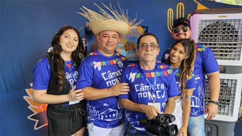 Imagem 1 - Foram mais de 10 horas de transmissão direto do Corredor Cultural Antônio Gonzaga Chimbinho, acompanhando de perto a festa que abre oficialmente o Mossoró Cidade Junina. A equipe da TV Câmara esteve em vários pontos do evento, mostrando trios elétricos, bastidores e entrevistas com o público. A transmissão aconteceu pelos canais da TCM, Telecab e Youtube, levando a festa para o público de casa. Imagem 1 - Foram mais de 10 horas de transmissão direto do Corredor Cultural Antônio Gonzaga Chimbinho, acompanhando de perto a festa que abre oficialmente o Mossoró Cidade Junina. A equipe da TV Câmara esteve em vários pontos do evento, mostrando trios elétricos, bastidores e entrevistas com o público. A transmissão aconteceu pelos canais da TCM, Telecab e Youtube, levando a festa para o público de casa.