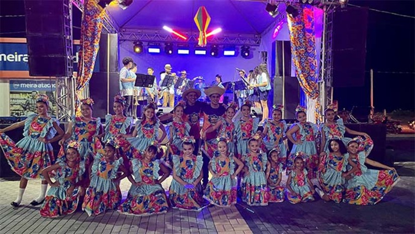 Imagem 1 -  A programação começa a partir das 16h30, com o III Cortejo Junino de Carroças, que sairá do CMEI e seguirá em direção à Praça de Eventos Vereador Luiz Fernandes Filho, ponto central das festividades.  Na Praça, o público poderá prestigiar apresentações culturais que mantêm viva a essência das festas juninas, com destaque para a participação da renomada Orquestra Safônica de Mossoró, além de grupo de dança e quadrilha junina, garantindo música, tradição e alegria para todas as idades.  O evento é uma realização da Prefeitura Municipal e promete reunir famílias, amigos e visitantes para celebrar a cultura nordestina com muito forró, cores e animação.