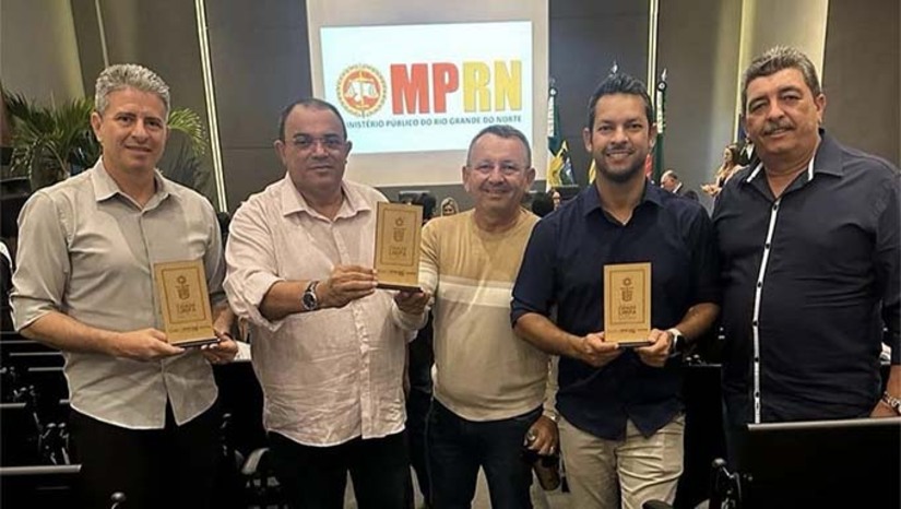Imagem 1 -  A honraria foi entregue ao Prefeito Salomão Gomes e ao Vice-prefeito Ubiracy Pascoal, representando o compromisso da gestão municipal com a responsabilidade ambiental, a destinação correta dos resíduos sólidos e o respeito às normas de sustentabilidade.  Felipe Guerra se consolida como referência em boas práticas ambientais no estado, graças ao trabalho sério da gestão, à dedicação dos servidores públicos e à colaboração consciente da população.