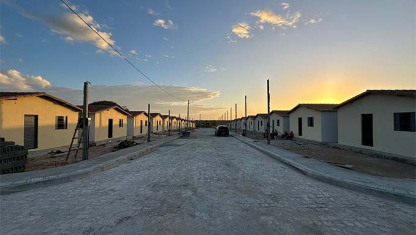 Imagem 1 -  A cerimônia que realizará o sonho da casa própria para dezenas de famílias acontecerá nesta quinta-feira, 12 de junho, às 16h, no bairro Nova Tibau.  As novas unidades habitacionais serão destinadas a famílias previamente cadastradas e acompanhadas pela Secretaria Municipal de Assistência Social. Esta nova entrega consolida o sucesso do programa, que é um destaque na gestão da Prefeita Lidiane Marques, somando-se às 50 moradias entregues em 2023.
