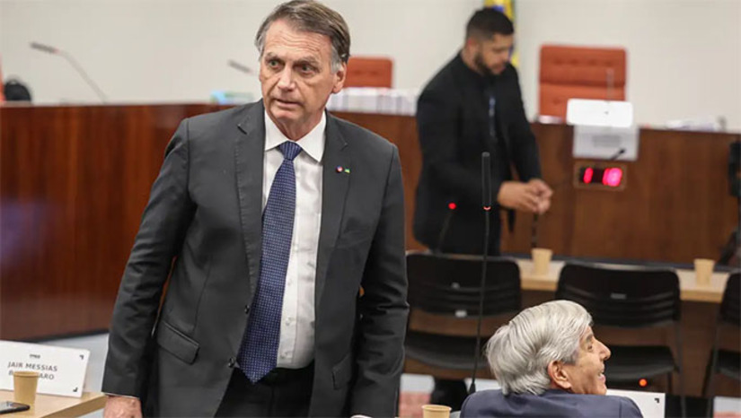 Imagem 1 - O interrogatório foi conduzido pelo ministro Alexandre de Moraes, que é relator da ação no Supremo Tribunal Federal (STF). De acordo com a acusação da procuradoria, Bolsonaro tinha conhecimento da minuta golpista que previa a decretação de medidas de estado de sítio e prisão dos ministros do Supremo Tribunal Federal (STF) e outras autoridades. Imagem 1 - O interrogatório foi conduzido pelo ministro Alexandre de Moraes, que é relator da ação no Supremo Tribunal Federal (STF). De acordo com a acusação da procuradoria, Bolsonaro tinha conhecimento da minuta golpista que previa a decretação de medidas de estado de sítio e prisão dos ministros do Supremo Tribunal Federal (STF) e outras autoridades.