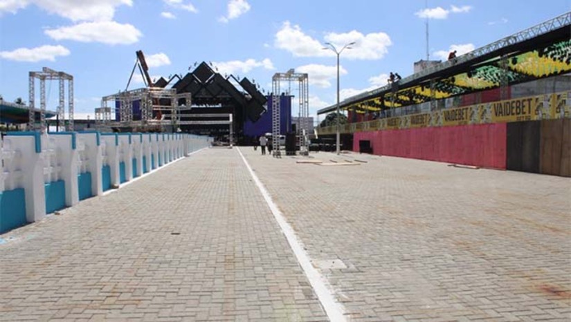 Imagem 1 -  O Polo Estação das Artes ganhou reposicionamento dos camarotes, aumento da profundidade do espaço e ampliação do palco principal, que agora conta com 22 metros de largura. A sonorização foi reforçada com seis torres de delay e a house mix foi remodelada para oferecer mais visibilidade ao público. Outro destaque é o novo espaço acessível para pessoas com deficiência, o camarote “Front da Inclusão”, reforçando o compromisso com a acessibilidade. 