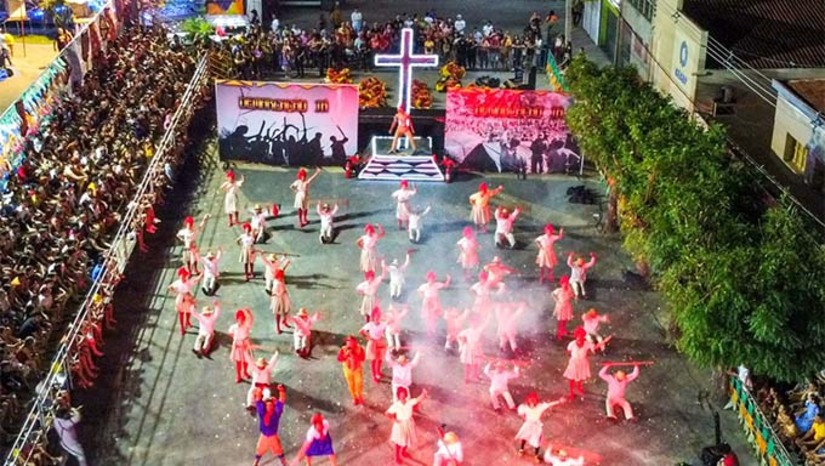 Imagem 1 -  Durante essas noites, o público poderá aproveitar apresentações de quadrilhas juninas, espetáculos de teatro e encenações culturais, dança nordestina e música ao vivo com artistas locais, além de comidas típicas e uma decoração especial. A proposta é valorizar a cultura popular, fortalecer os laços comunitários e proporcionar momentos de lazer para toda a família. O ponto alto da programação será no dia 17 de junho, com uma noite especial no Palco Principal, marcada pelo show católico do sanfoneiro William Sanfona.