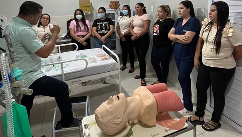 Imagem 1 -  A Prefeitura de Governador Dix-Sept Rosado iniciou, nesta terça-feira (10), o treinamento dos profissionais de saúde que atuarão na Sala Vermelha do Pronto-Socorro da Unidade Mista de Saúde Dr. Otoni Cardoso do Vale. A capacitação, baseada em protocolos internacionais, é voltada inicialmente para fisioterapeutas, enfermeiros e técnicos de enfermagem. O curso tem como objetivo qualificar os profissionais para atendimentos de urgência e emergência. A gestão municipal também investiu em estrutura completa para a Sala Vermelha, com equipamentos modernos, reforçando o compromisso com a saúde pública.