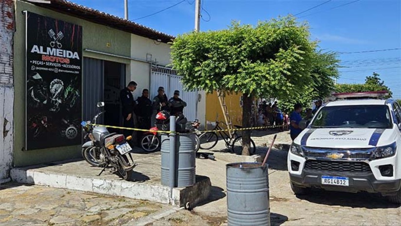 Imagem 1 - O crime aconteceu por volta das 8h30 da manhã desta quinta-feira, 12, dentro da Loja Almeida Motos, no cruzamento das ruas Nilo Peçanha com João Cordeiro, no bairro Barrocas, zona norte de Mossoró-RN. A Polícia Militar foi informada de que dois suspeitos foram vistos saindo do local numa motocicleta. O caso será investigado pela Polícia Civil. Imagem 1 - O crime aconteceu por volta das 8h30 da manhã desta quinta-feira, 12, dentro da Loja Almeida Motos, no cruzamento das ruas Nilo Peçanha com João Cordeiro, no bairro Barrocas, zona norte de Mossoró-RN. A Polícia Militar foi informada de que dois suspeitos foram vistos saindo do local numa motocicleta. O caso será investigado pela Polícia Civil.