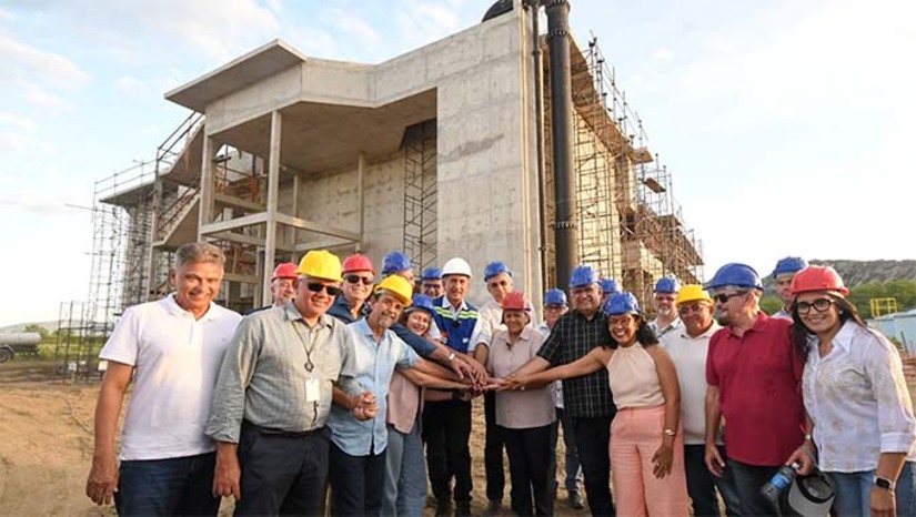 Imagem 1 - A governadora e o Ministro visitaram o início da construção da Estação de Tratamento de Água (ETA 1) da Adutora do Seridó, que levará água da barragem Armando Ribeiro Gonçalves para Jucurutu e municípios vizinhos, beneficiando inicialmente 45 mil pessoas, com capacidade futura para 87 mil. A Adutora do Seridó integra o Projeto Seridó, que ao final atenderá 294 mil pessoas, com investimento total de R$ 610 milhões e previsão de conclusão em 2027. Imagem 1 - A governadora e o Ministro visitaram o início da construção da Estação de Tratamento de Água (ETA 1) da Adutora do Seridó, que levará água da barragem Armando Ribeiro Gonçalves para Jucurutu e municípios vizinhos, beneficiando inicialmente 45 mil pessoas, com capacidade futura para 87 mil. A Adutora do Seridó integra o Projeto Seridó, que ao final atenderá 294 mil pessoas, com investimento total de R$ 610 milhões e previsão de conclusão em 2027.