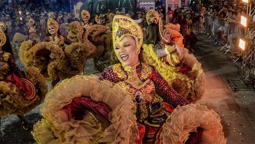 Imagem 1 -  A apresentação deste ano da Lume da Fogueira trouxe o tema Santo Antônio, conhecido popularmente como o santo casamenteiro, e toda a tradição e superstição envolvidas. A história contada, em formato de musical, se passa numa cidade do sertão nordestino. A Lume da Fogueira conquistou o 1° lugar na categoria Estilizada, além de melhor noivo, melhor noiva, melhor Rainha e melhor marcador. O Feestival de Quadrilha continua nesta sexta-feira (13) com a categoria Estilizada e Tradicional Estadual.