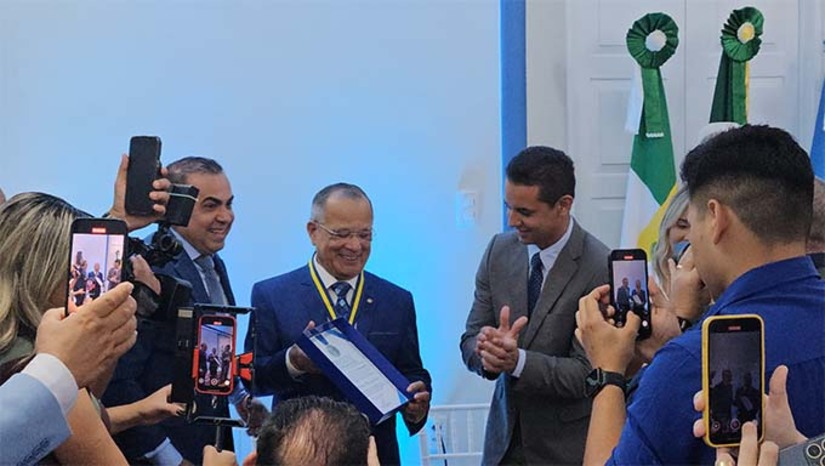 Imagem 1 -  O prefeito de Mossoró, Allyson Bezerra, homenageou nesta sexta-feira (13) o Pastor Martim Alves, presidente da Igreja Evangélica Assembleia de Deus no Rio Grande do Norte, com a Medalha Prefeito Rodolfo Fernandes, a maior honraria do município. A comenda reconhece a atuação do pastor, especialmente na área social e religiosa de Mossoró. Pastor Martim tem uma trajetória marcada pela contribuição à educação e evangelização na cidade e região. A medalha é entregue anualmente a personalidades que prestam relevantes serviços à sociedade mossoroense.